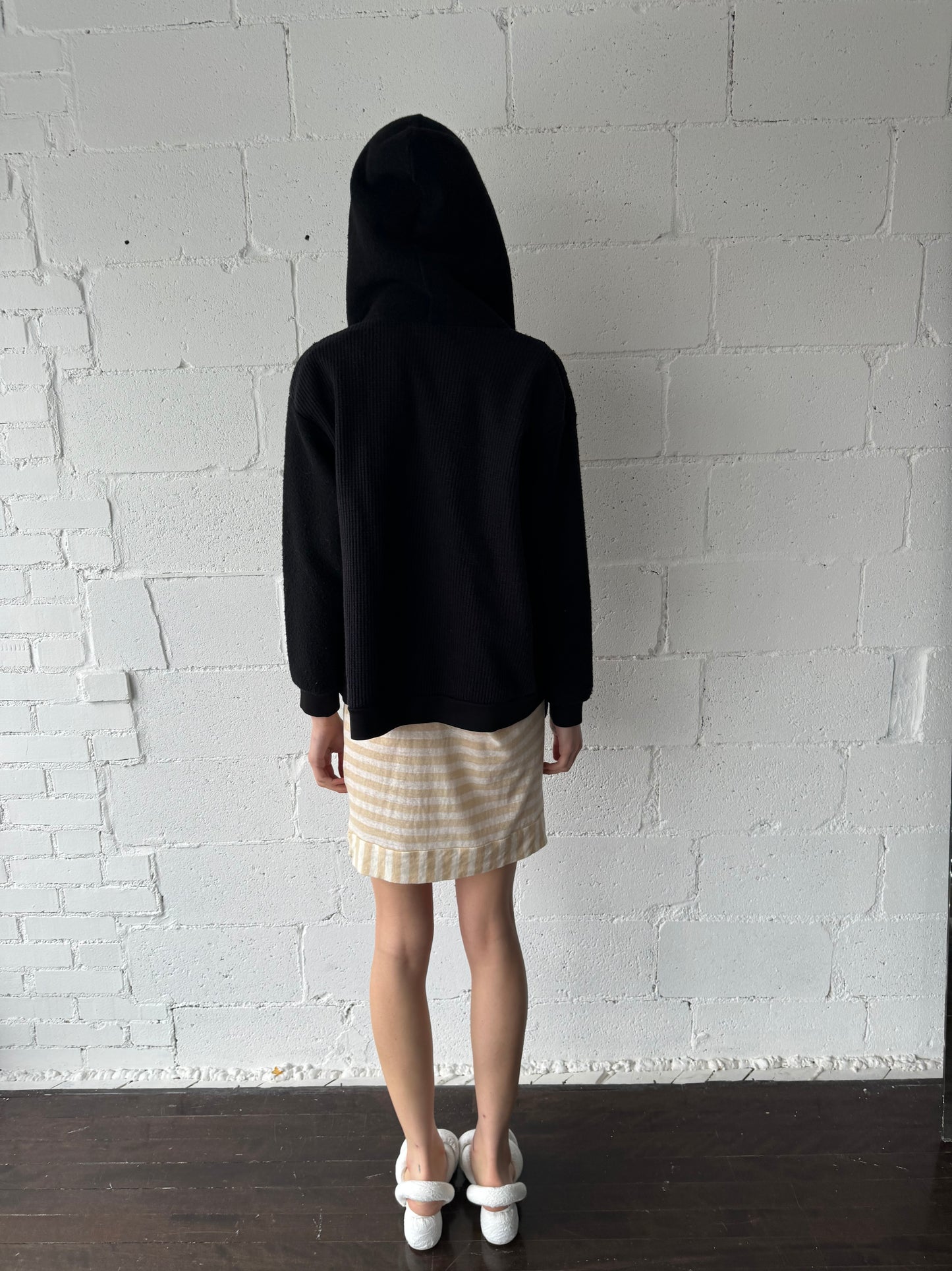 ruched hoodie jacket in black / sherpa