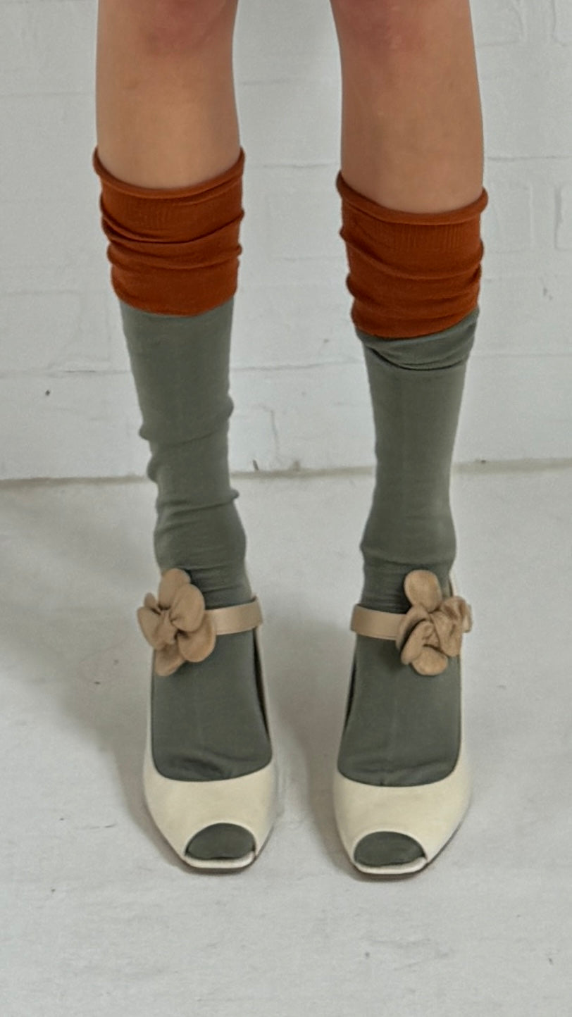 pumps with flower buckle