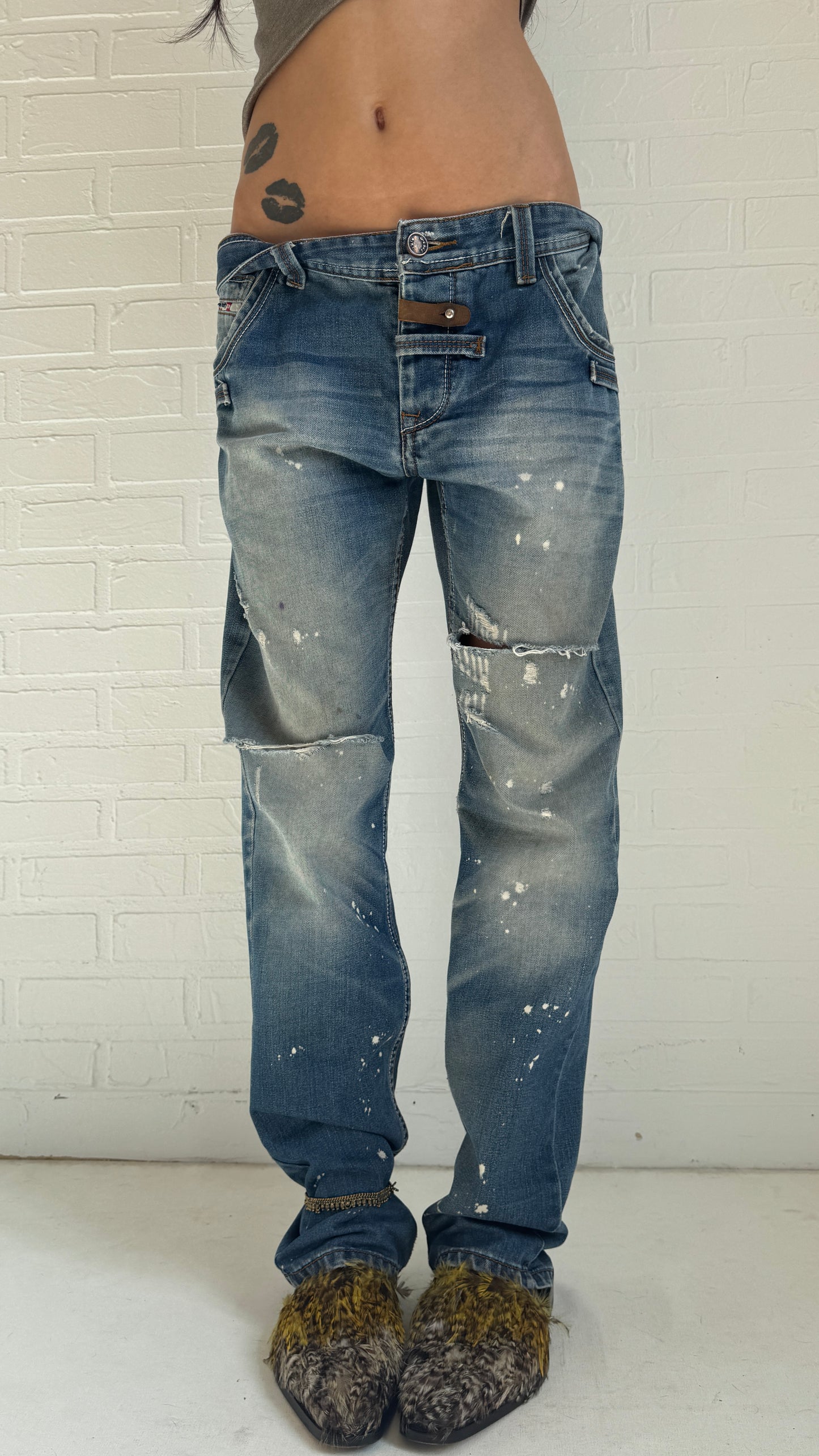 Distressed Straight Fit Jeans