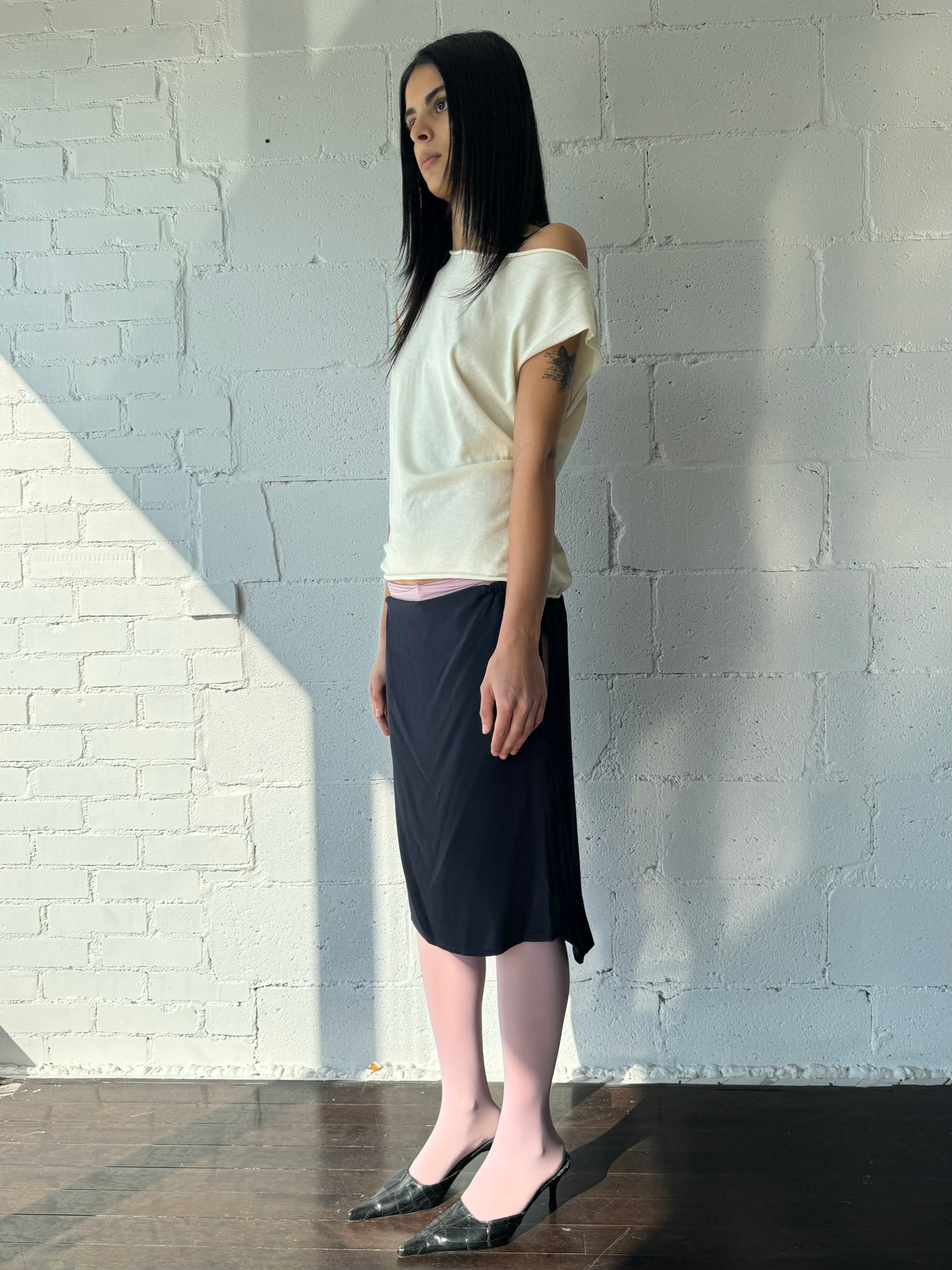 silk square cut off shoulder top / midnight
