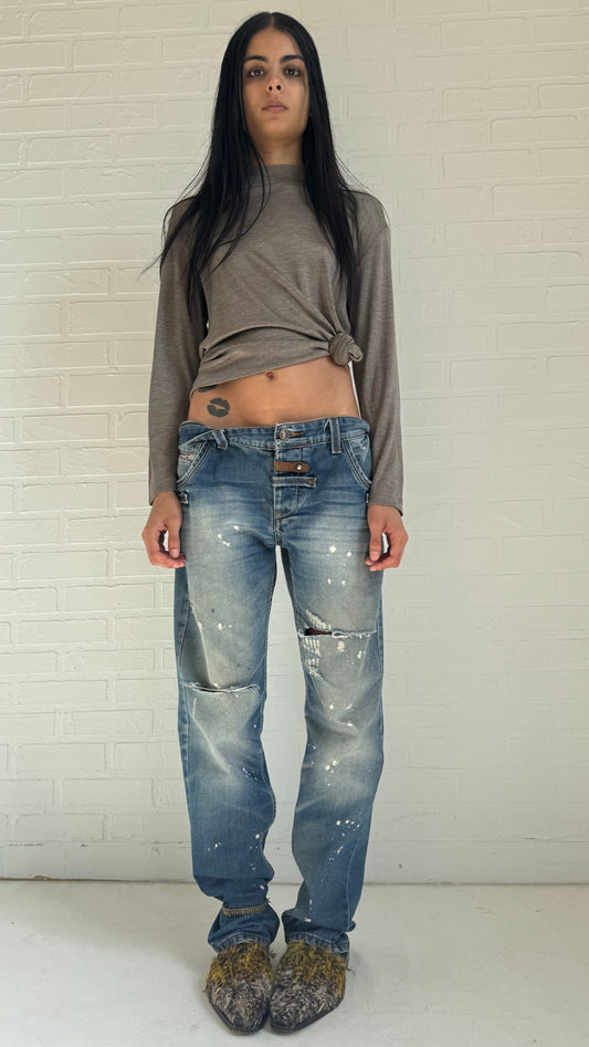 Distressed Straight Fit Jeans