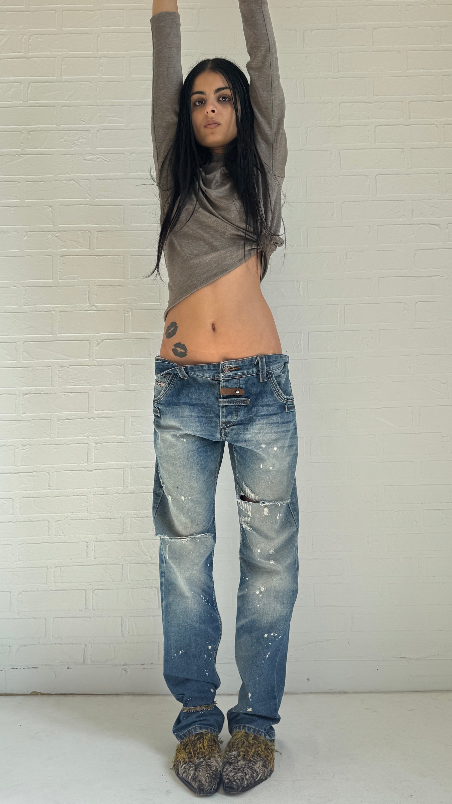 Distressed Straight Fit Jeans
