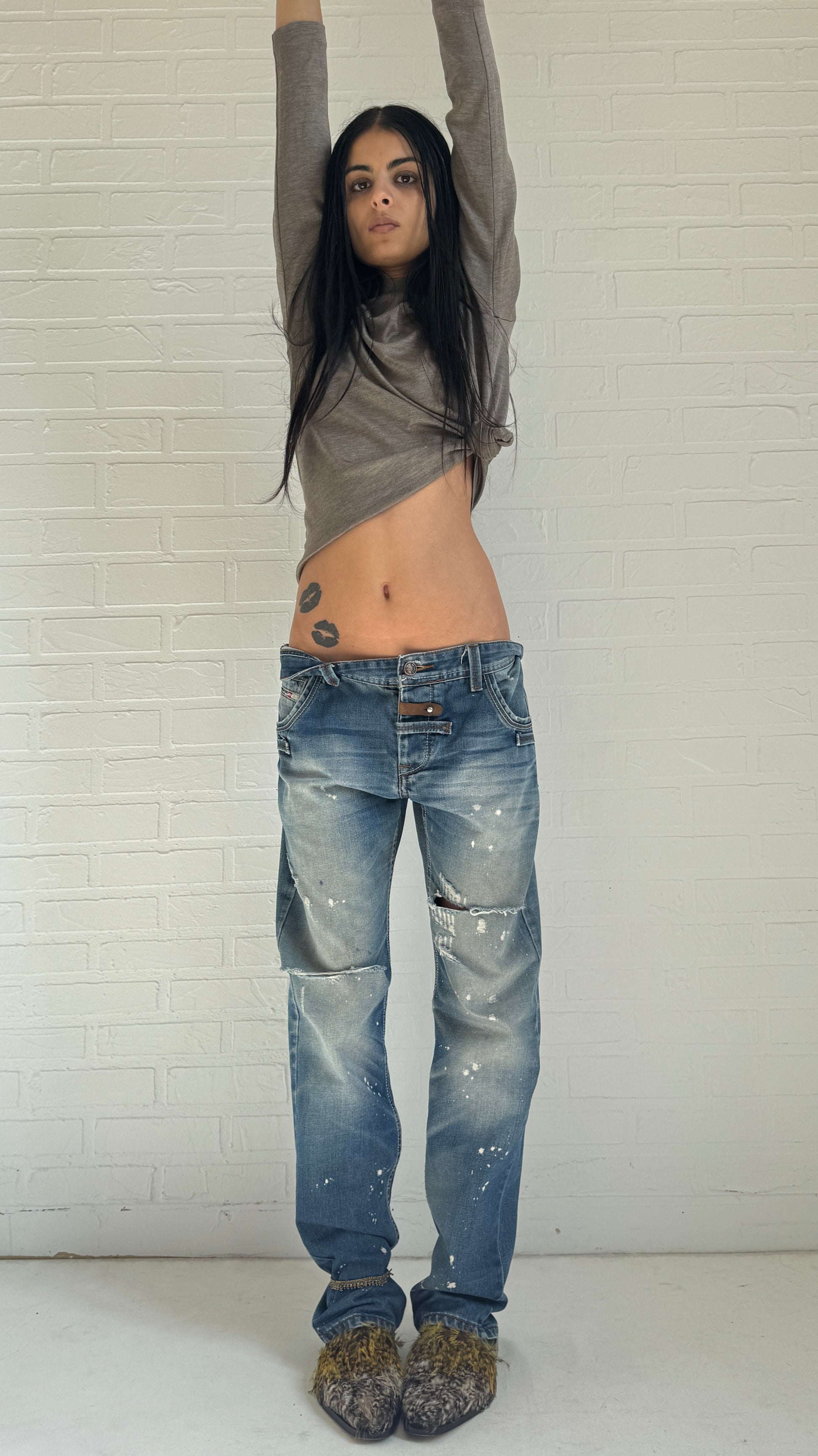 Distressed Straight Fit Jeans