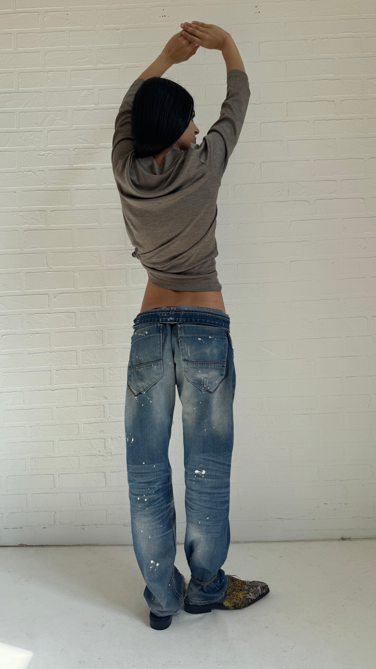 Distressed Straight Fit Jeans